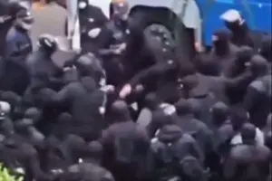 Спецназ побив мітингувальників у Тбілісі: депутатів зустріли вигуками 